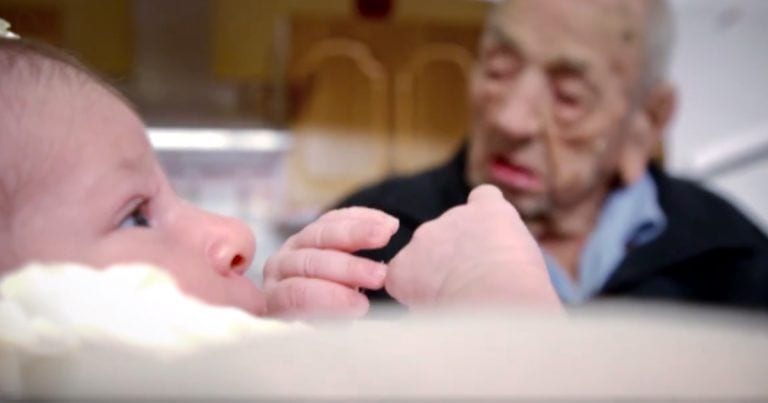 El bonito consejo que le da un anciano de 112 años a una recién nacida