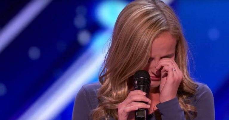Emociona a todos con su voz… y su historia