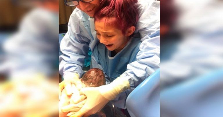 La emocionante reacción de esta niña al asistir al nacimiento de su hermano