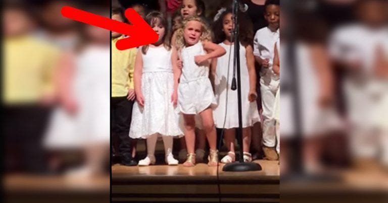 Una niña de 4 años que sorprende en el actuación del «cole»