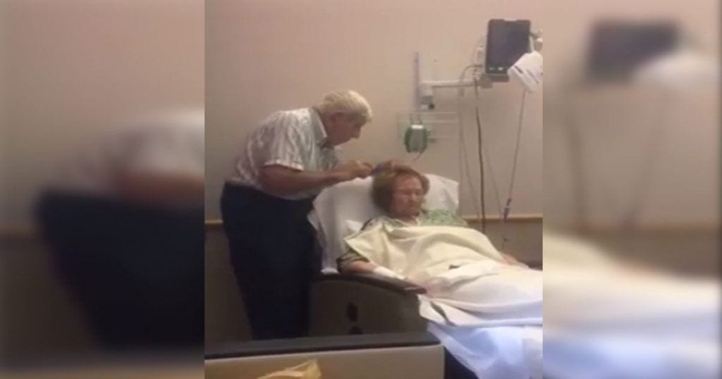 anciano peina esposa