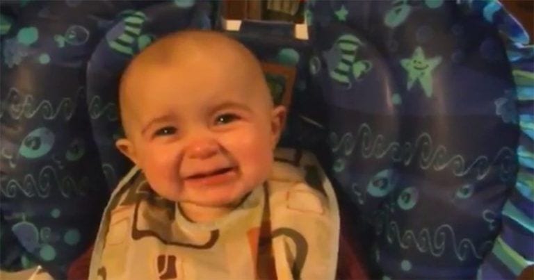 Este bebé no para de llorar hasta que su padre le da algo muy especial