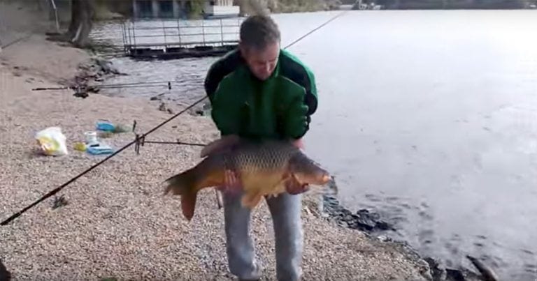 Este pescador iba a sacarse una foto con una gran carpa cuando ocurre algo digno de aplaudir