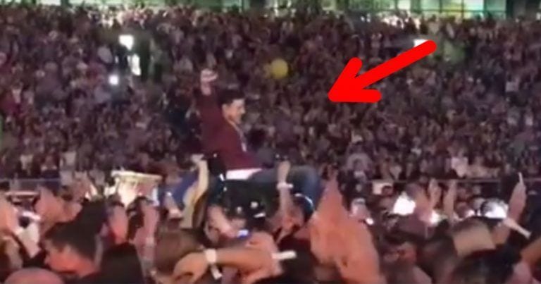 Un fan en silla de ruedas + un concierto de Coldplay = algo emocionante