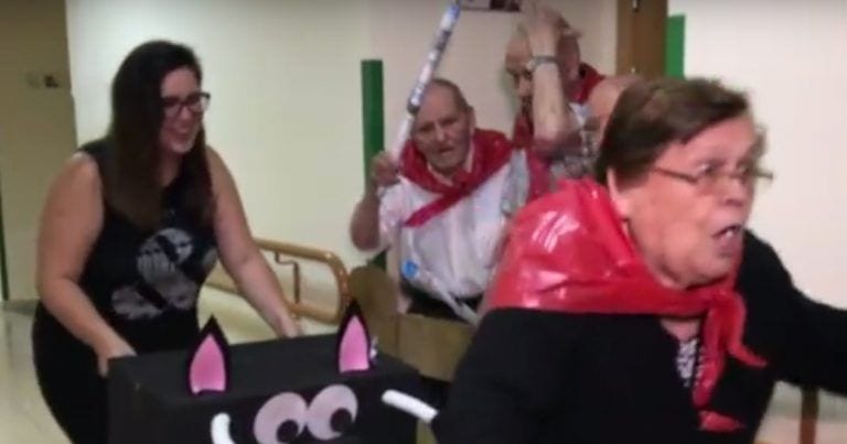Unos niños y unos ancianos nos enseñan maneras alternativas de celebrar los San Fermines
