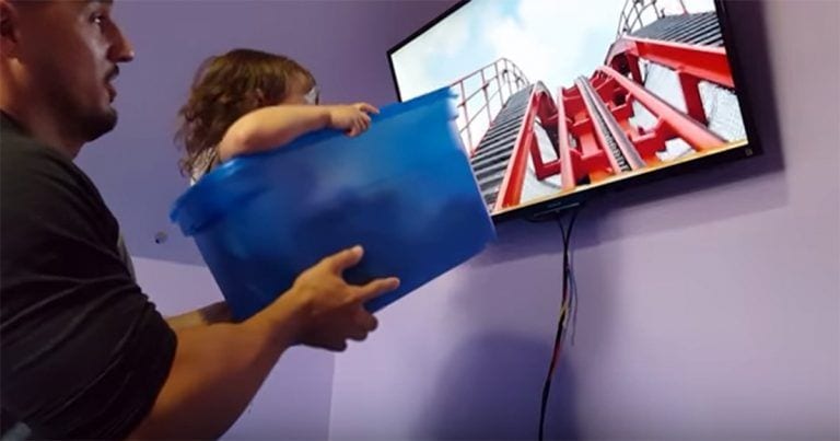 No podía pagar la entrada al parque de atracciones, pero ¡la imaginación no tiene límites!