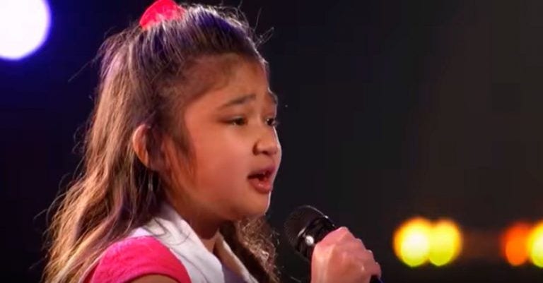 Esta niña tan solo tiene 9 años, pero le bastó comenzar a cantar para convertirse en una estrella