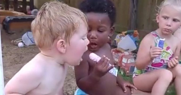 Reacción de un niño cuando por fin un amigo prueba su helado