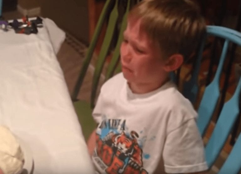 Estos niños tienen la reacción más divertida cuando se enteran del sexo de su nuevo hermanito