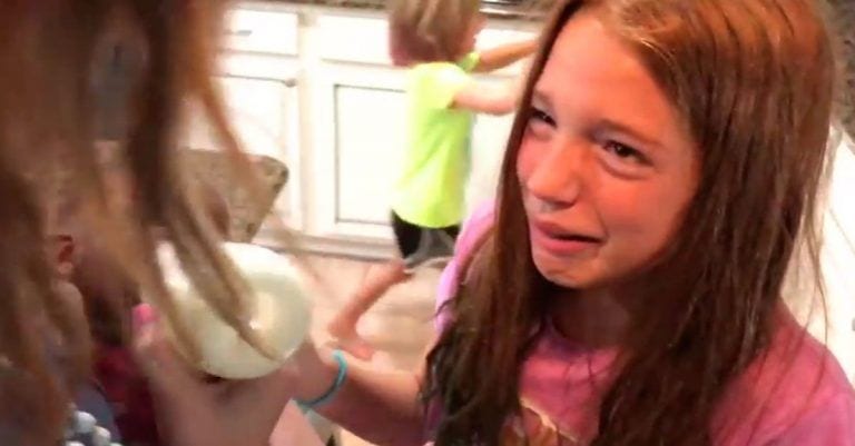 La reacción de las hermanas ante la llegada a casa de una niña negra adoptada
