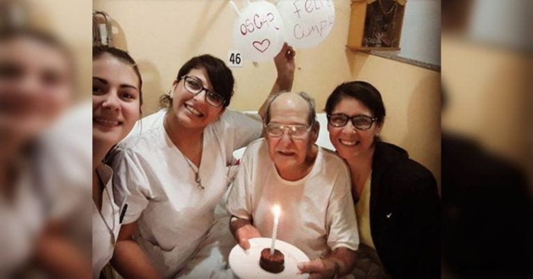 Este anciano fingió tener cefalea por una razón que te emocionará