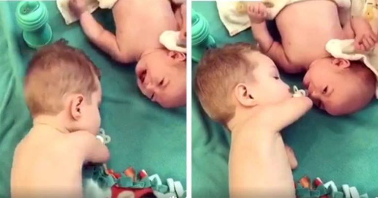 No tiene brazos, pero cuando su hermanito comienza a llorar sabe bien qué hacer