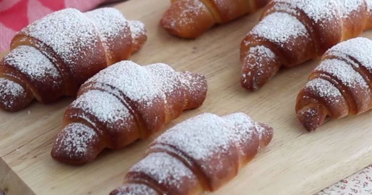 Deliciosos croissants de leche condensada en un periquete