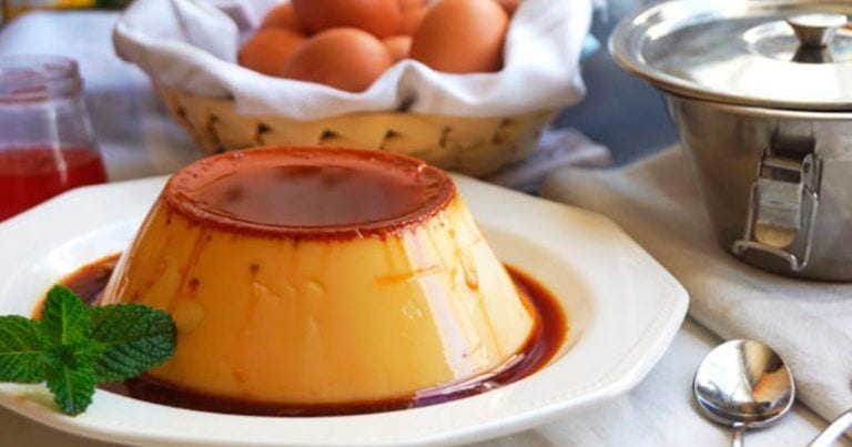 Solo necesitas 3 ingredientes y 15 minutos para preparar este delicioso flan de huevo