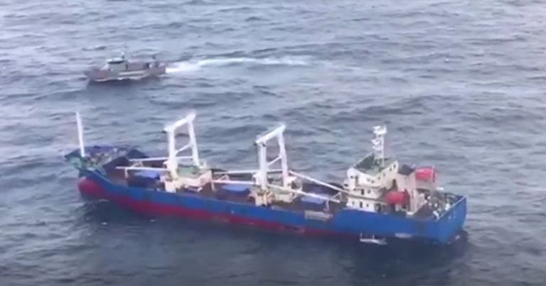 Un pesquero detenido por pescar en el Patrimonio Natural de las Islas Galápagos