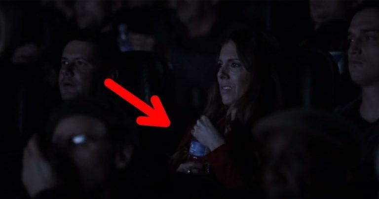 En un cine regalan botellas de agua imposibles de abrir para hacer reflexionar