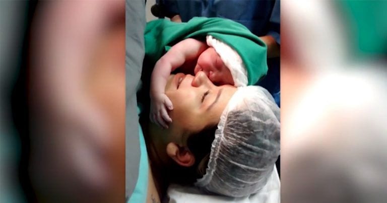 Recién nacida aferrándose a la cara de su madre, ternura al máximo