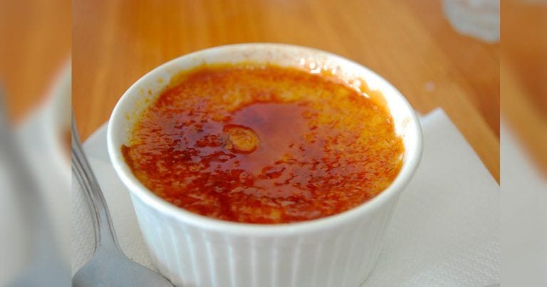 Te enseñamos a preparar esta crujiente créme brûlée utilizando tan solo tres ingredientes