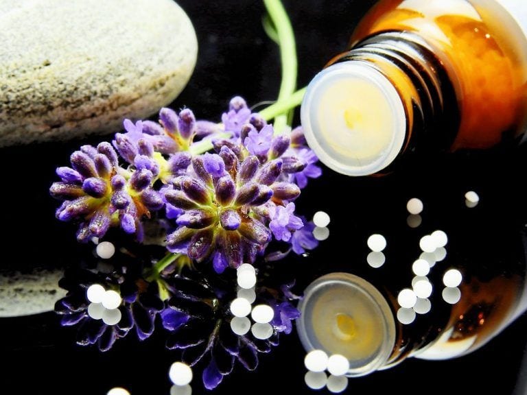 La homeopatía para tratar el dolor de garganta, la gripe y la tos