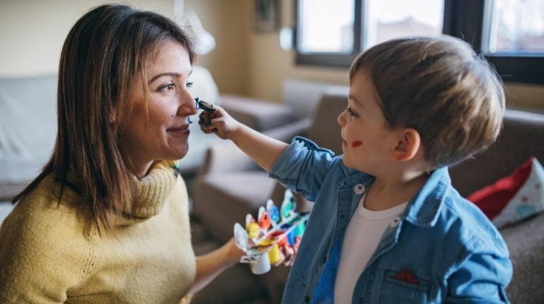 Los beneficios de las manualidades para niños