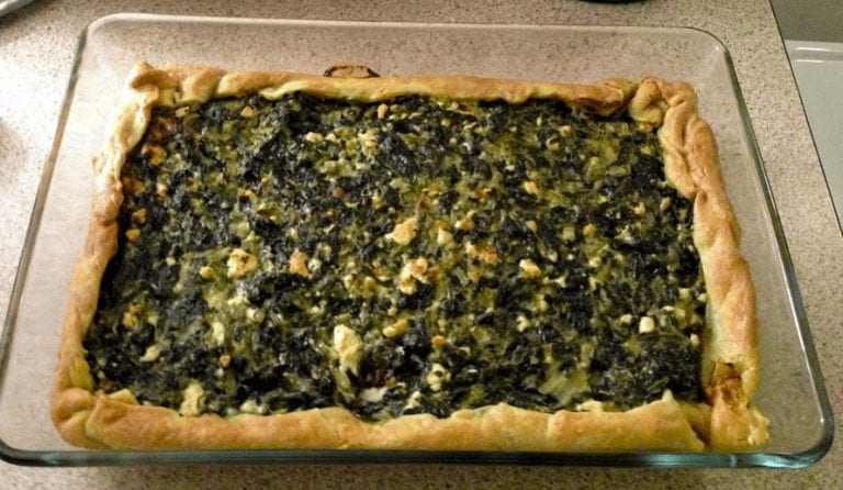 Coca de espinacas con queso de cabra y cebolla caramelizada