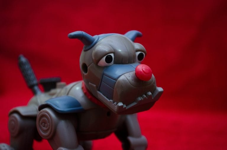 Robots mascotas acompañan a niños y ancianos durante la pandemia
