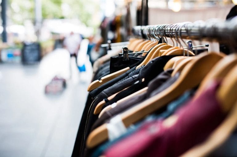 Firma de moda española diseña chaquetas y gabardinas anticovid