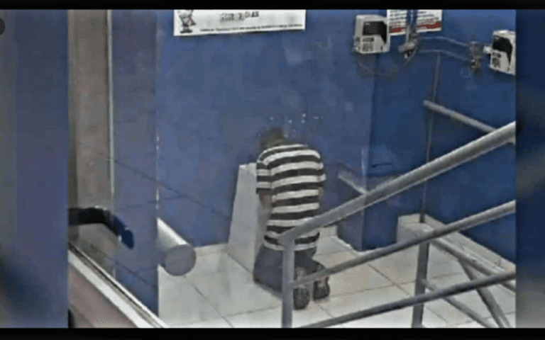Joven se arrodilla y pide a Dios frente a buzón de empleo
